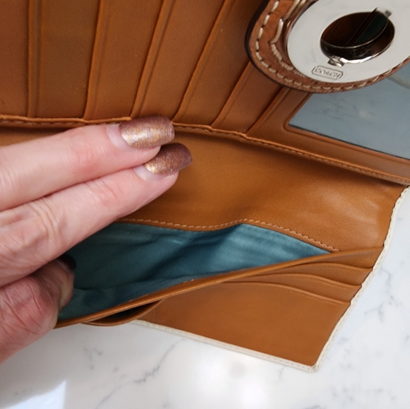 COACH Soft White/Toffee Leather Bi-fold Turnlock Wallet EUC - Picture 8 of 16